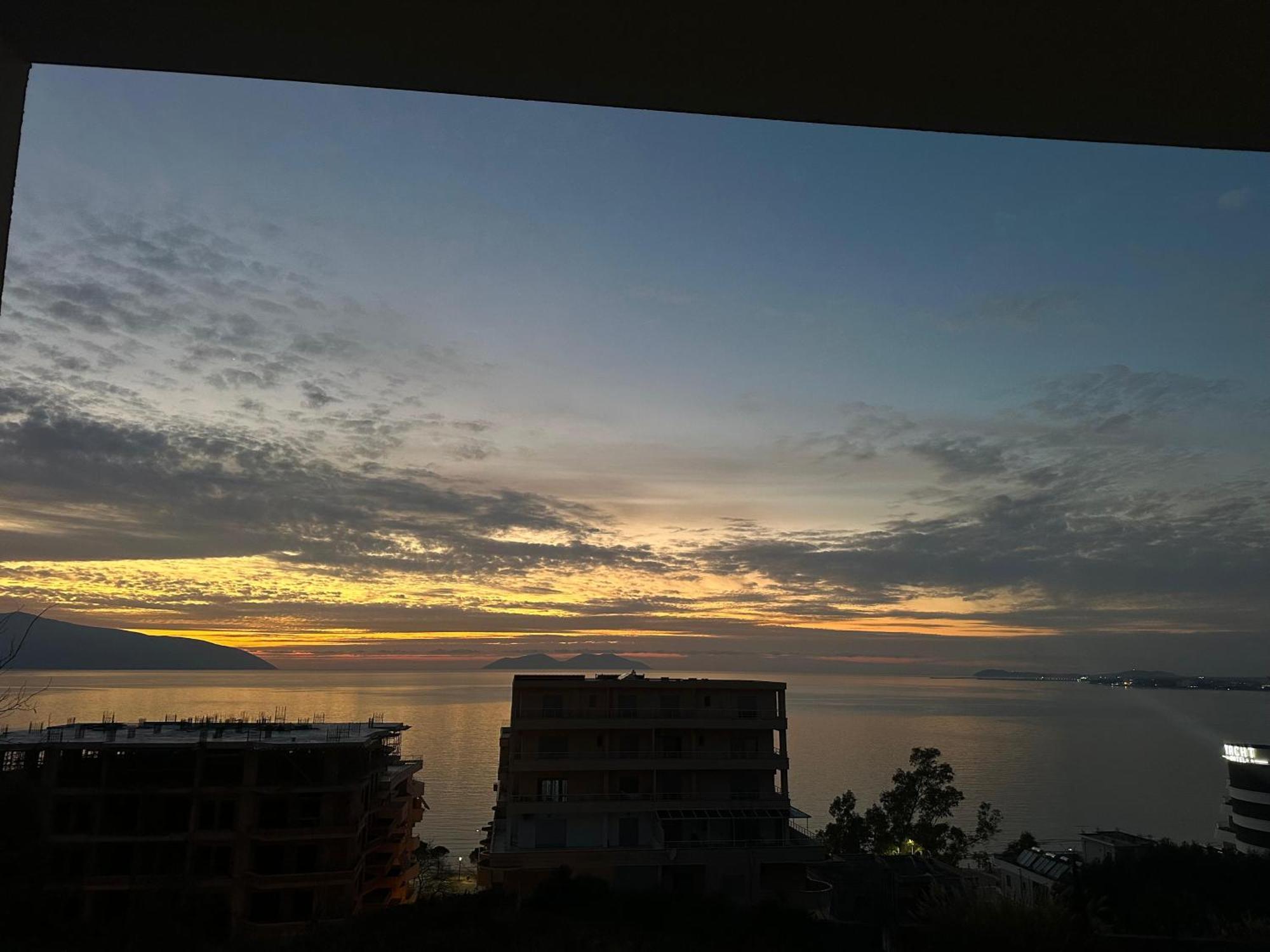 Sea View Apartment Vlorë Esterno foto