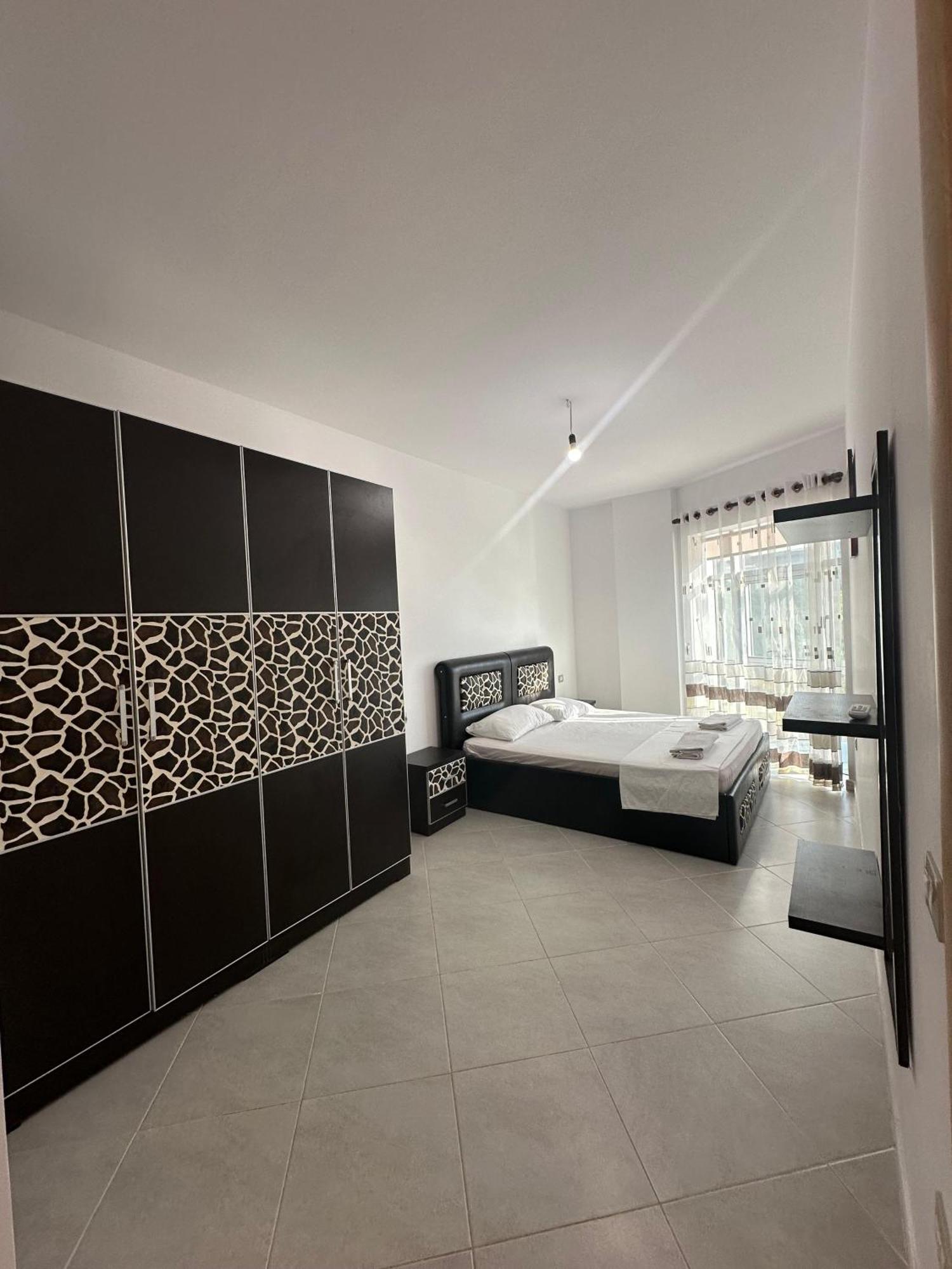 Sea View Apartment Vlorë Esterno foto