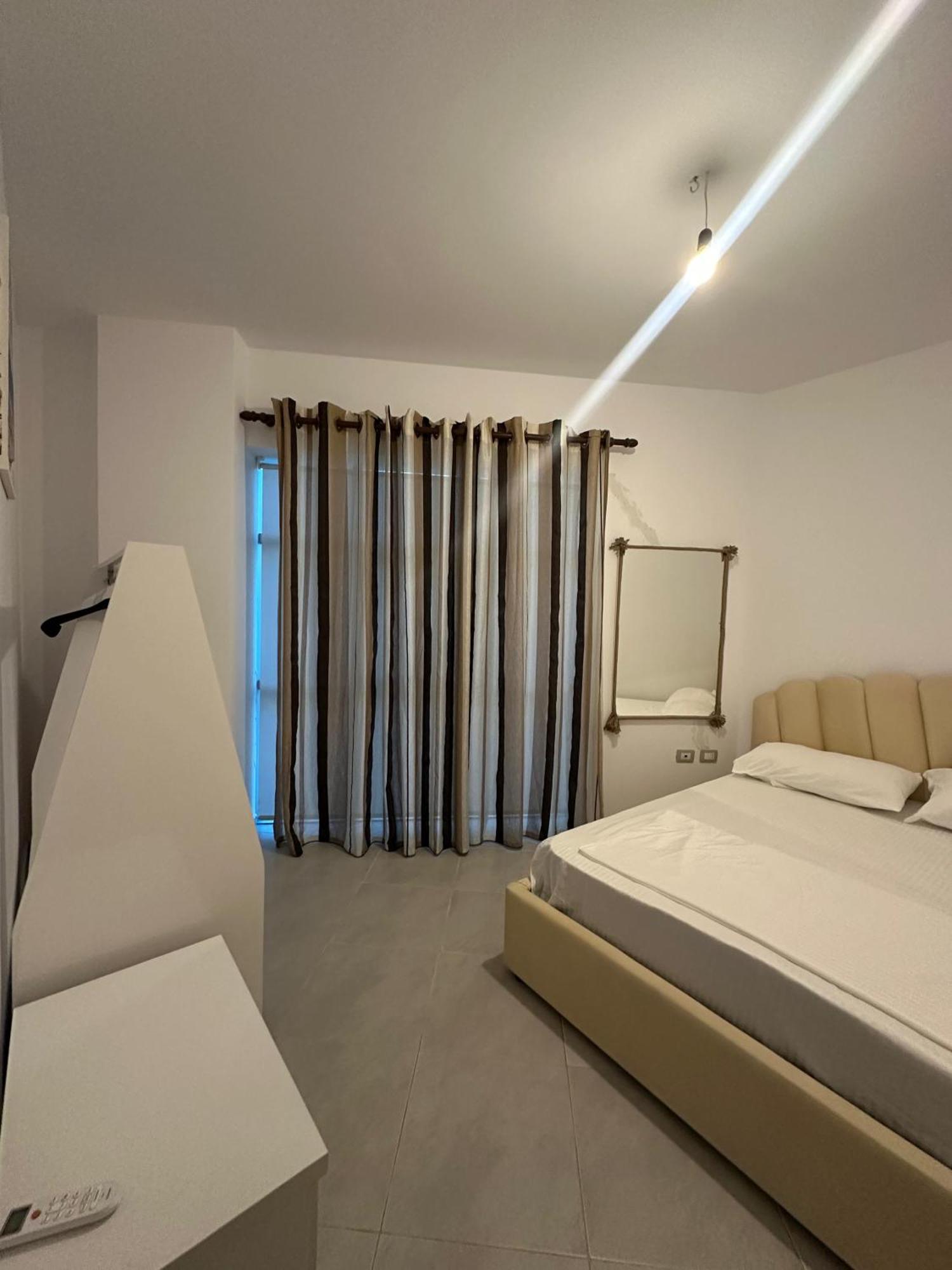 Sea View Apartment Vlorë Esterno foto